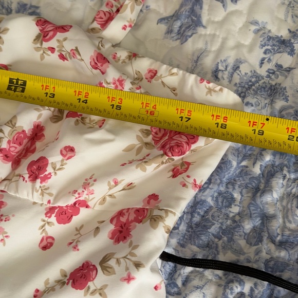 Chic Floral Midi Dress in White and Pink - Picture 10 of 11